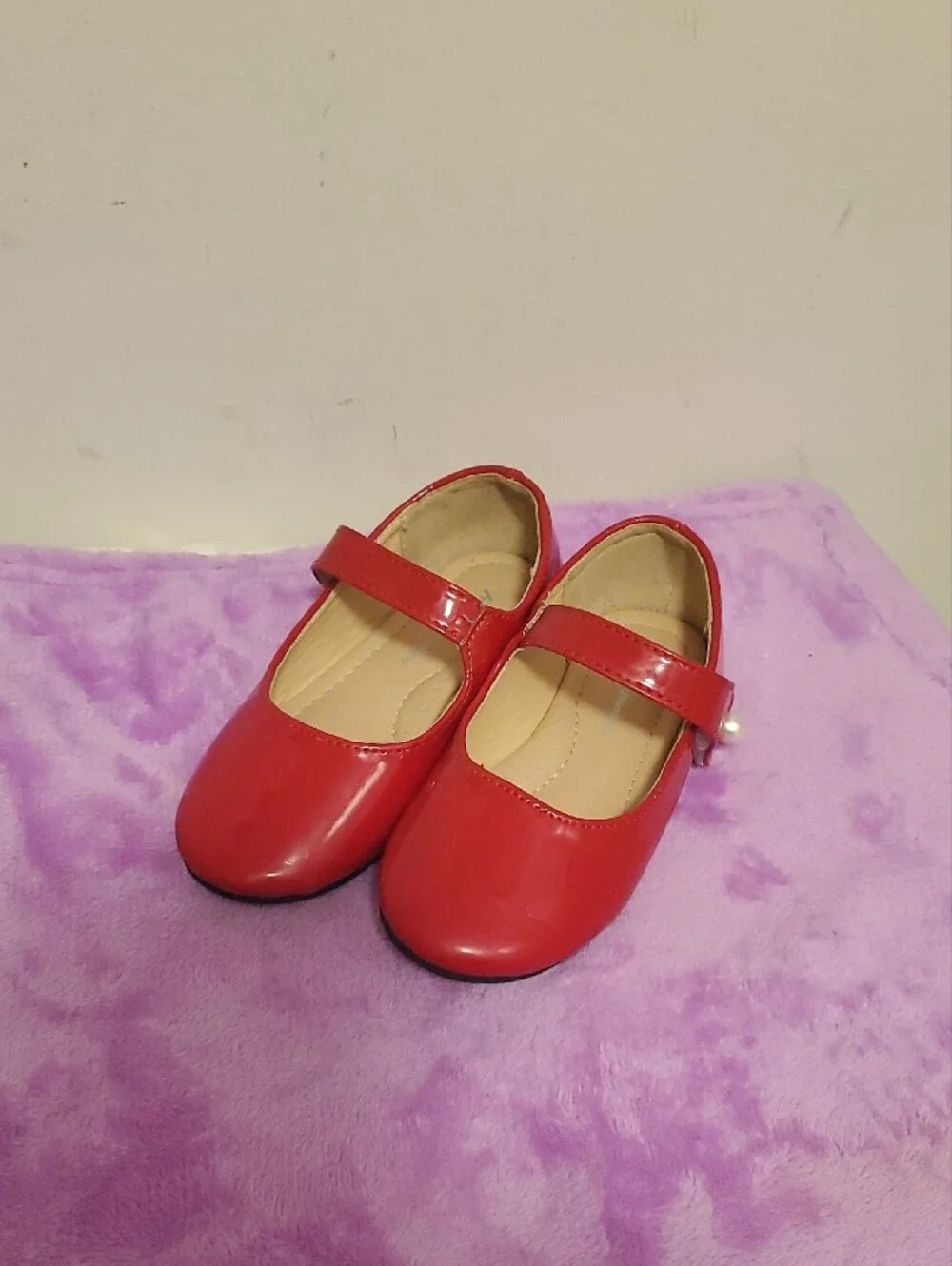 Red Girls' Mary Jane Flats - Classic Strap, Size 9 for Kids.